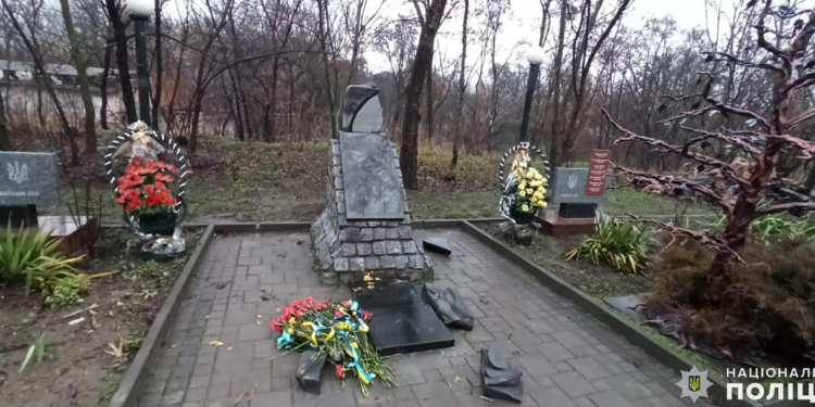 На Николаевщине вандалы повредили памятник Героям Небесной Сотни (ФОТО)
