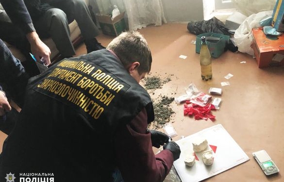 У двух николаевцев полиция изъяла 260 г амфетамина, почти 0,5 кг каннабиса и 80 закладок с психотропами (ФОТО)