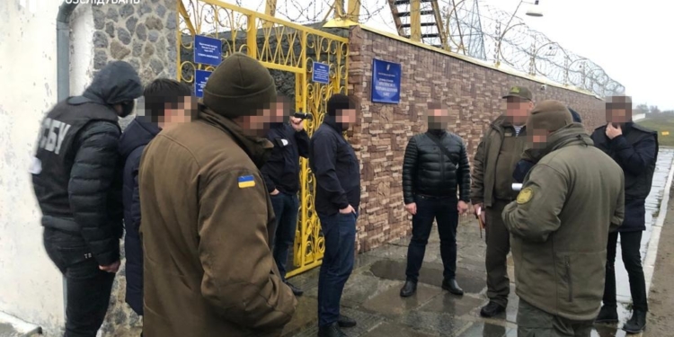 На Николаевщине ГБР задержало работника колонии, который требовал деньги у осужденного за «спокойное» отбывание наказания (ФОТО)