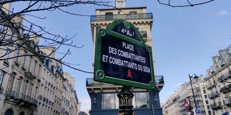 В Париже открыли Площадь борцов со СПИДом