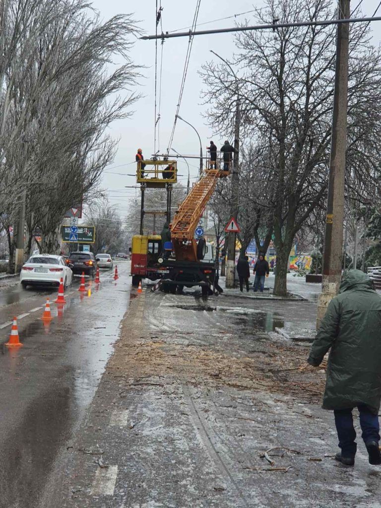 В Николаеве - более 10 обрывов контактной сети городского электротранспорта: ремонтники работают (ФОТО) 22