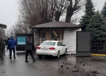 Гражданин Саудовской Аравии протаранил “Межигорье” и снес кассу (ФОТО, ВИДЕО)