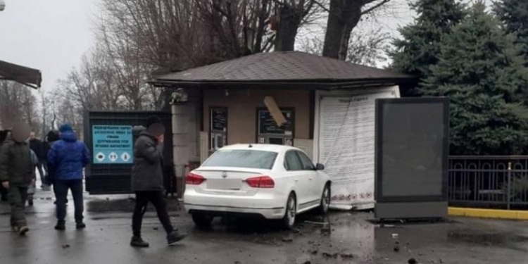 Гражданин Саудовской Аравии протаранил “Межигорье” и снес кассу (ФОТО, ВИДЕО)