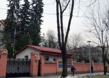 Во Львове бросили коктейль Молотова в генконсульство РФ