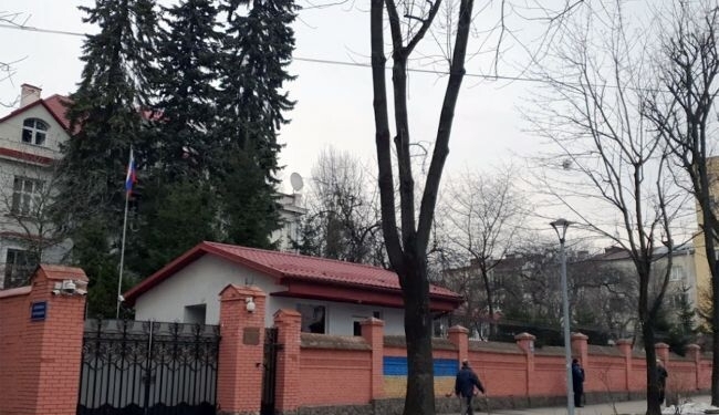 Во Львове бросили коктейль Молотова в генконсульство РФ