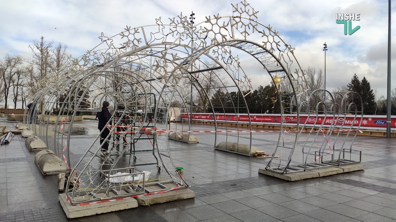 В Николаеве на Соборной площади устанавливают новогоднюю елку (ФОТО)