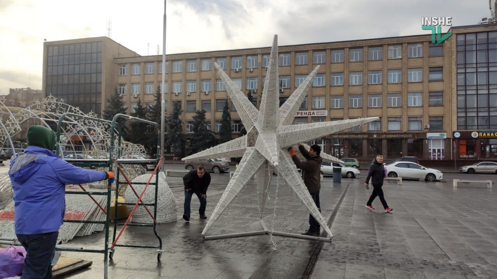 В Николаеве на Соборной площади устанавливают новогоднюю елку (ФОТО) 4