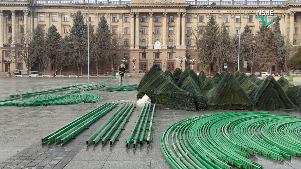 В Николаеве на Соборной площади устанавливают новогоднюю елку (ФОТО) 8