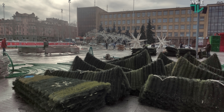 В Николаеве на Соборной площади устанавливают новогоднюю елку (ФОТО)