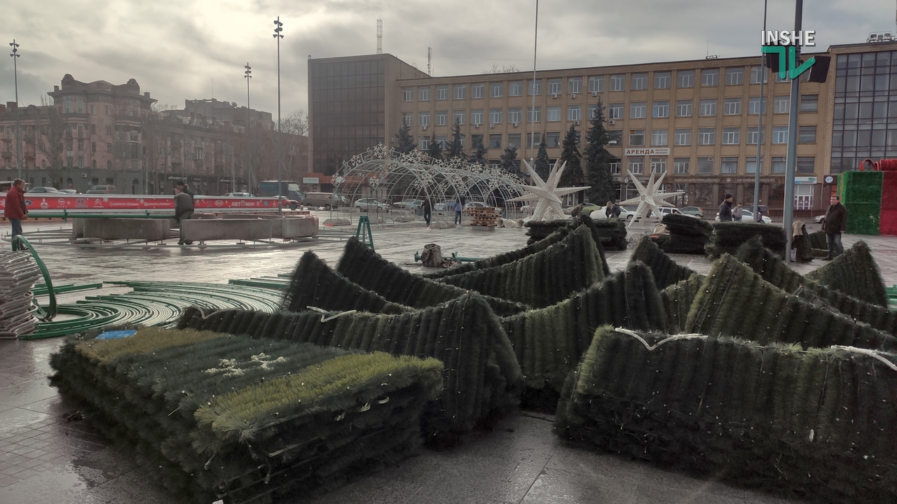 В Николаеве на Соборной площади устанавливают новогоднюю елку (ФОТО)