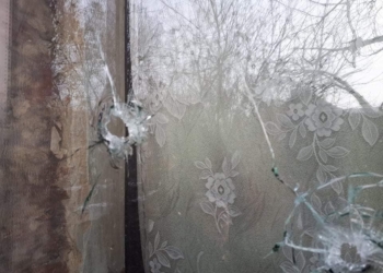 На Донбассе боевики обстреляли прифронтовой Майорск, повреждены 2 жилых дома (ФОТО)