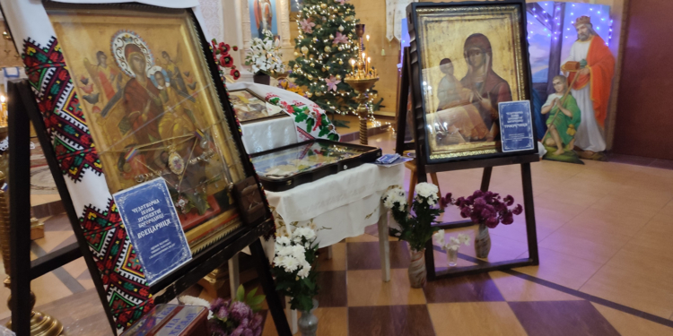 В церкви на Ровенщине в День Святого Николая замироточила икона (ФОТО, ВИДЕО)