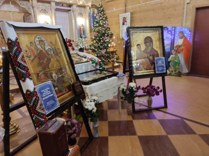 В церкви на Ровенщине в День Святого Николая замироточила икона (ФОТО, ВИДЕО)