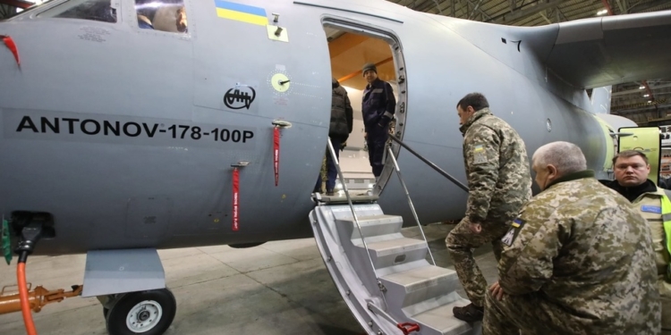 “Антонов” показал серийный военно-транспортный самолет Ан-178-100Р (ФОТО, ВИДЕО)