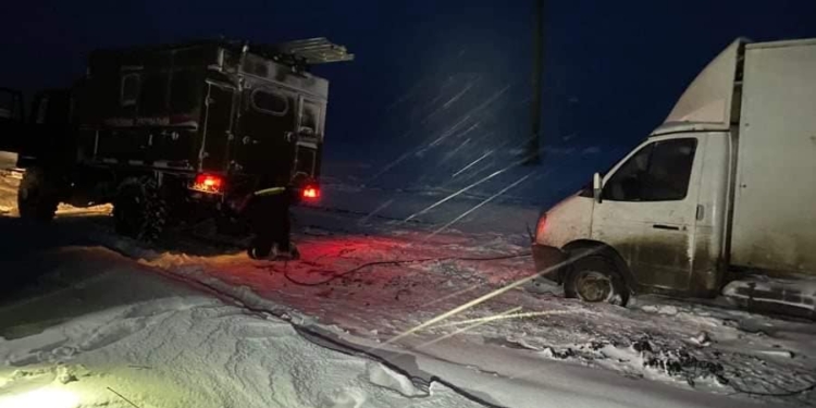 Спасатели Николаевщины помогли трем людям, попавшим в снежно-ледяную ловушку на своих авто (ФОТО)