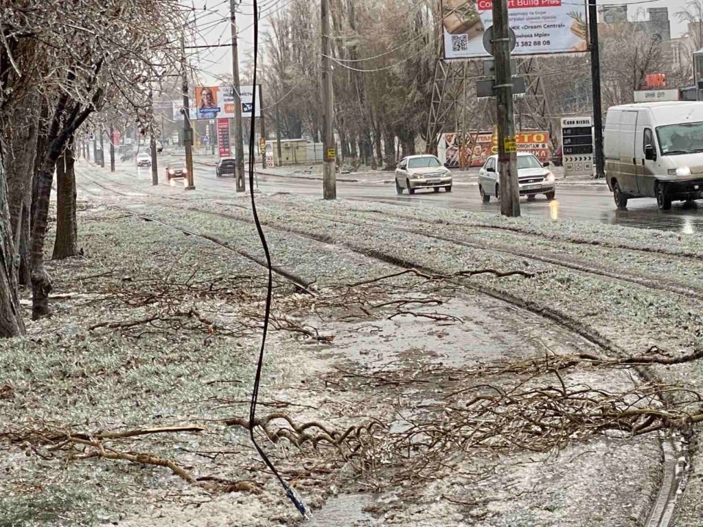 В Николаеве - более 10 обрывов контактной сети городского электротранспорта: ремонтники работают (ФОТО) 4