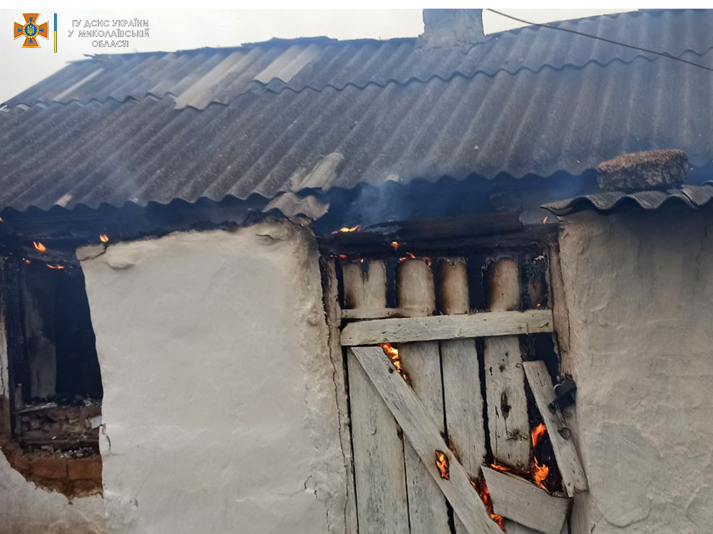 Вчера в Баштанском районе сгорело 1,2 тонны соломы и удалось спасти от полного уничтожения летнюю кухню (ФОТО) 3