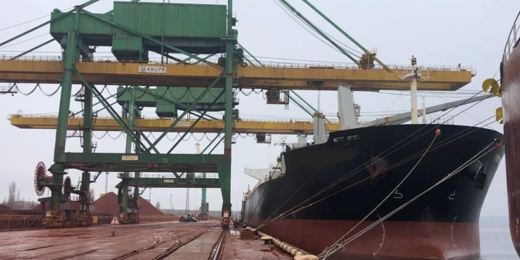 На иностранном судне в порту Николаева таможенники обнаружили незадекларированное горючее и химвещество на сумму более 700 тыс. грн. (ФОТО)