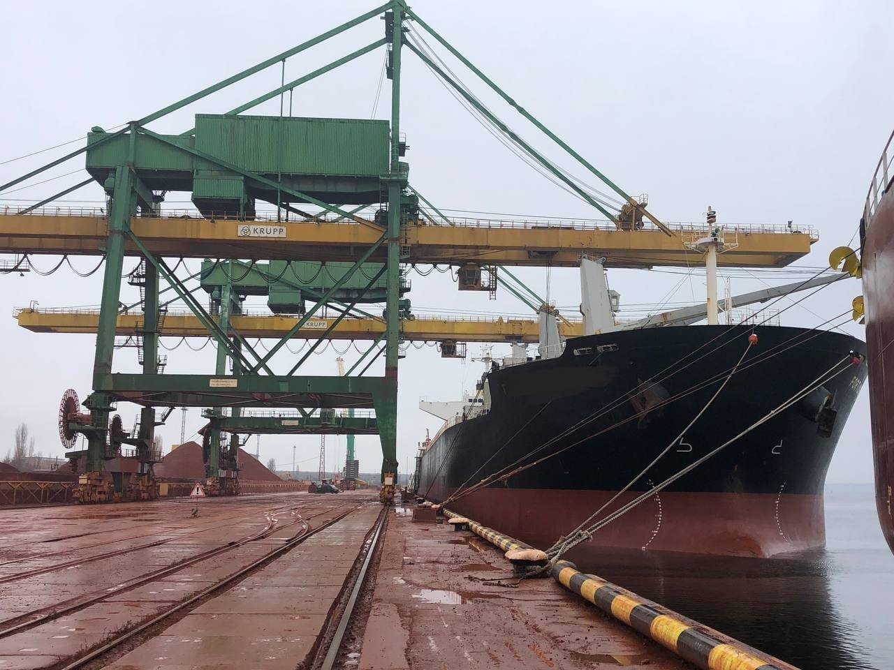 На иностранном судне в порту Николаева таможенники обнаружили незадекларированное горючее и химвещество на сумму более 700 тыс. грн. (ФОТО)