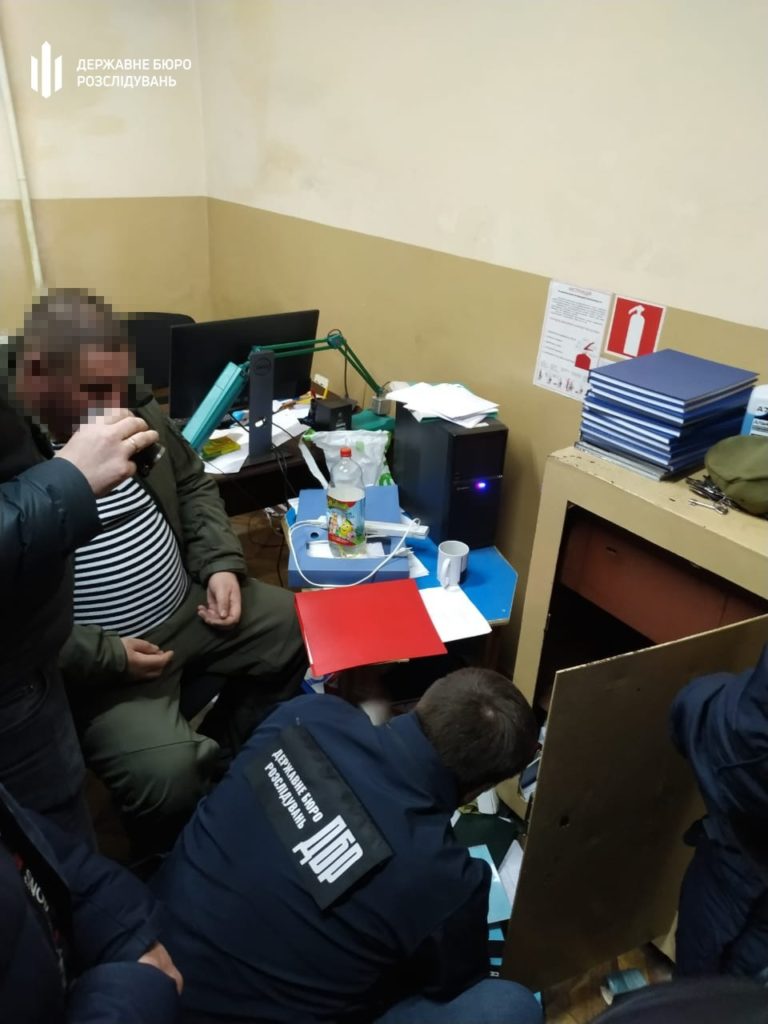 На Николаевщине ГБР задержало работника колонии, который требовал деньги у осужденного за «спокойное» отбывание наказания (ФОТО) 3