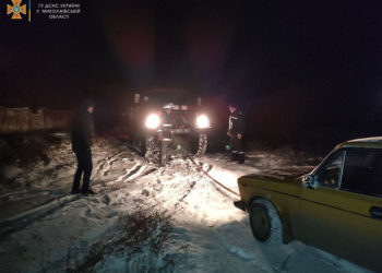 Спасатели Николаевщины вытащили из снежных заносов несколько авто, в которых было четверо взрослых и двое детей (ФОТО)