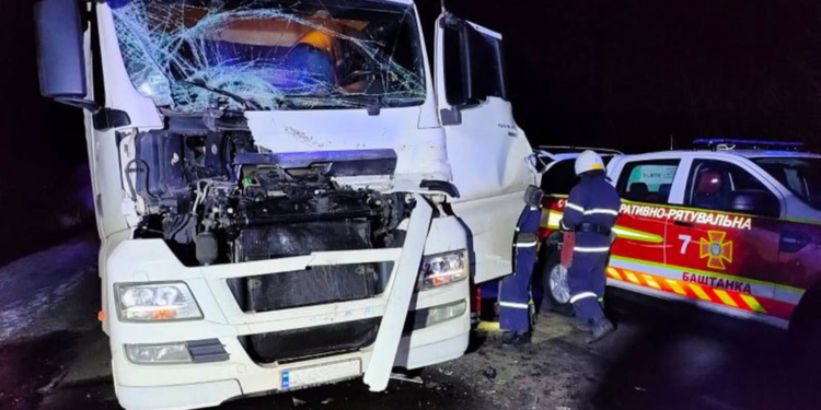 На трассе Н-11 в Николаевской области столкнулись два большегруза, пострадавшего водителя извлекали спасатели