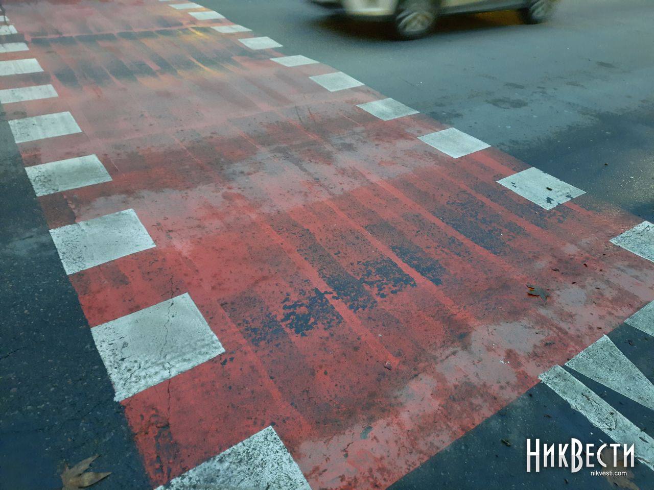 С первой велодорожки Николаева начала смываться краска, нанесенная месяц назад (ФОТО)