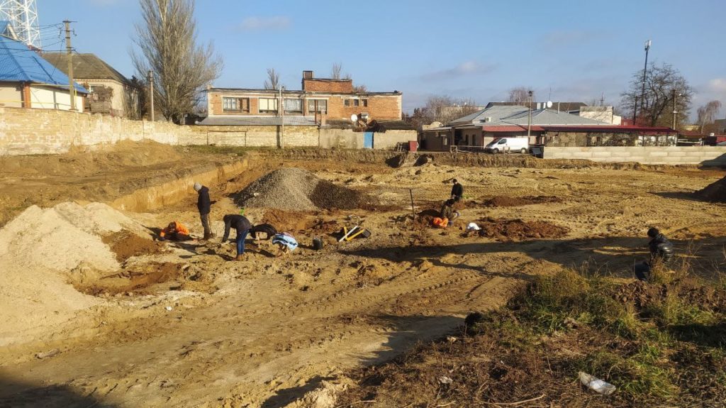 В центре Баштанки обнаружено древнее кладбище, археологи откопали 31 скелет (ФОТО) 9