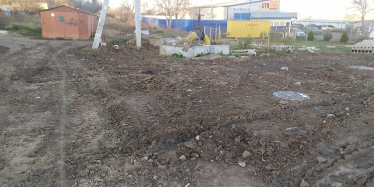 В Николаеве жители ул. Флотская жалуются на месиво из болота и открытую яму, которые остались после ремонта “Николаевводоканала” (ФОТО)