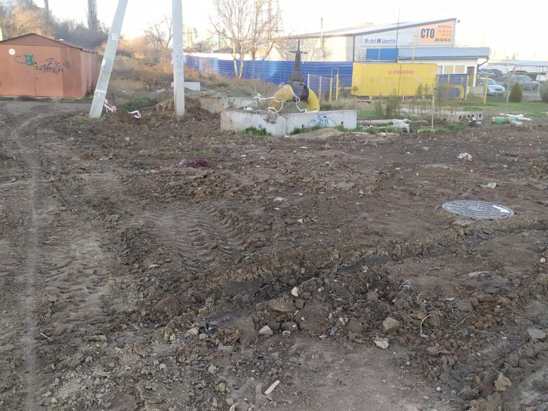 В Николаеве жители ул. Флотская жалуются на месиво из болота и открытую яму, которые остались после ремонта «Николаевводоканала» (ФОТО)