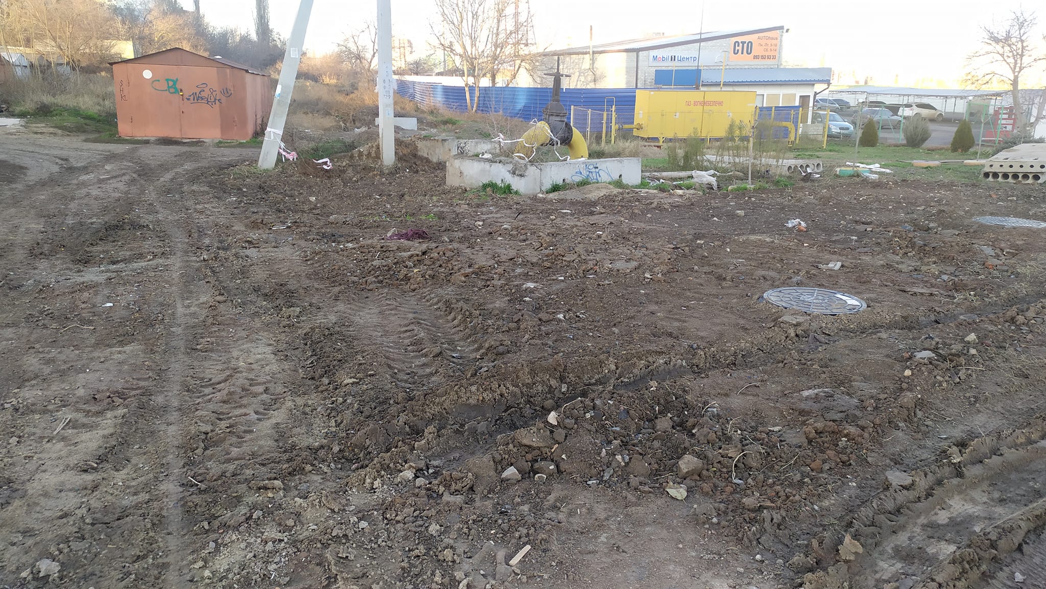 В Николаеве жители ул. Флотская жалуются на месиво из болота и открытую яму, которые остались после ремонта “Николаевводоканала” (ФОТО)