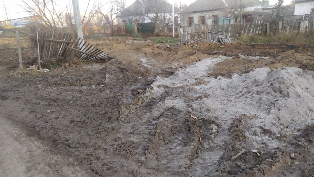 В Николаеве жители ул. Флотская жалуются на месиво из болота и открытую яму, которые остались после ремонта "Николаевводоканала" (ФОТО) 9