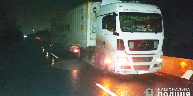 На трассе Н-11 под Николаевом грузовик задавил пешехода