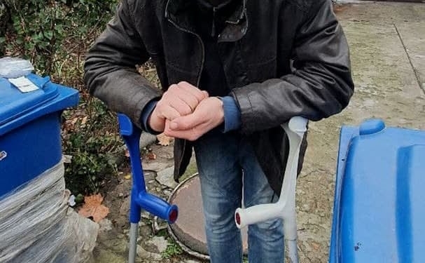 В Николаеве патрульные задержали мужчину на костылях с партией наркотиков