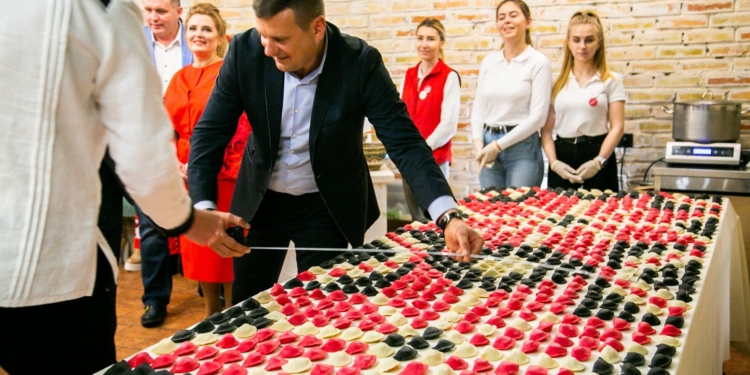 “Червоний – то любов”. В Украине “вышили” рушник…варениками (ФОТО)