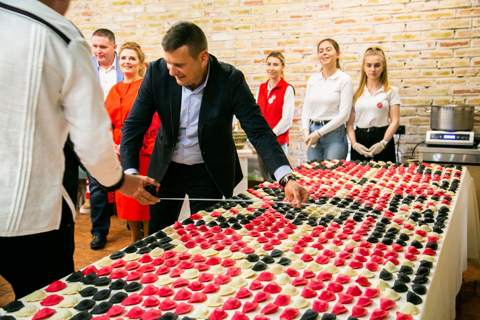 “Червоний – то любов”. В Украине “вышили” рушник…варениками (ФОТО)