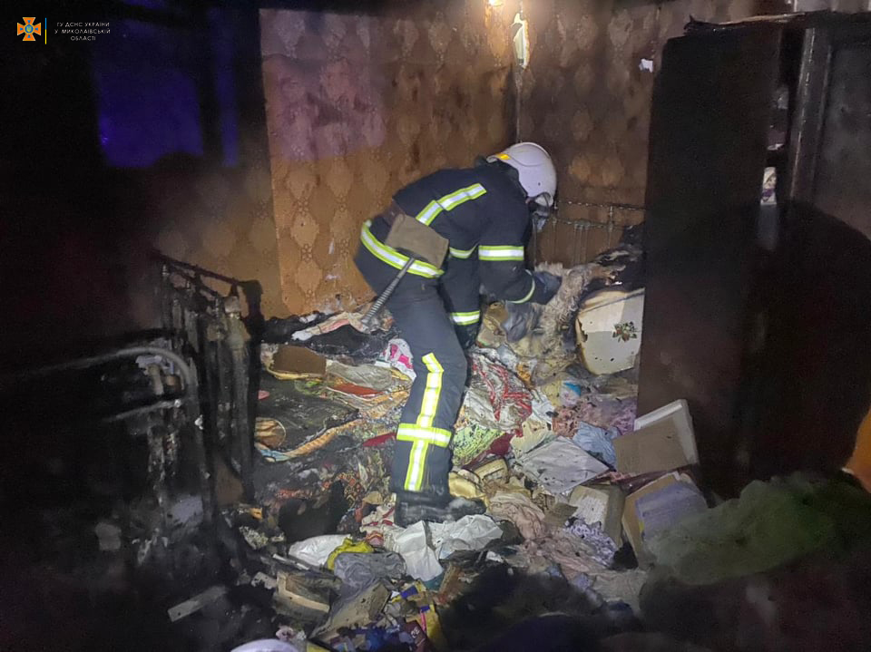 В Николаеве горел дом, эвакуировали жильцов (ФОТО) 1