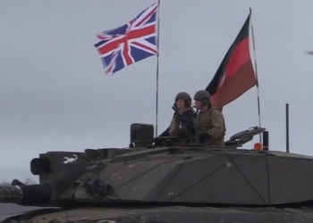 Глава МИД Британии в Эстонии прокатилась на танке (ВИДЕО)