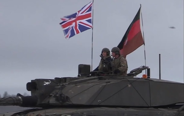 Глава МИД Британии в Эстонии прокатилась на танке (ВИДЕО) 1