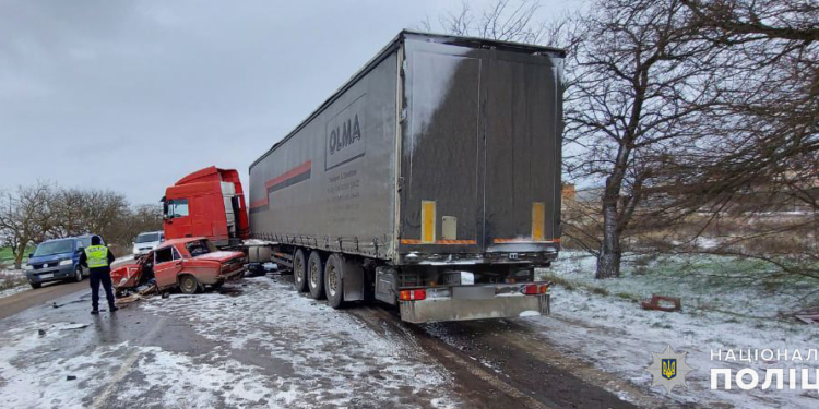 Под Николаевом два человека погибли в столкновении ВАЗа с грузовиком (ФОТО)