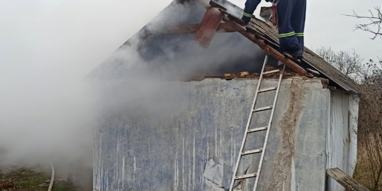 Вчера в Баштанском районе сгорело 1,2 тонны соломы и удалось спасти от полного уничтожения летнюю кухню (ФОТО)