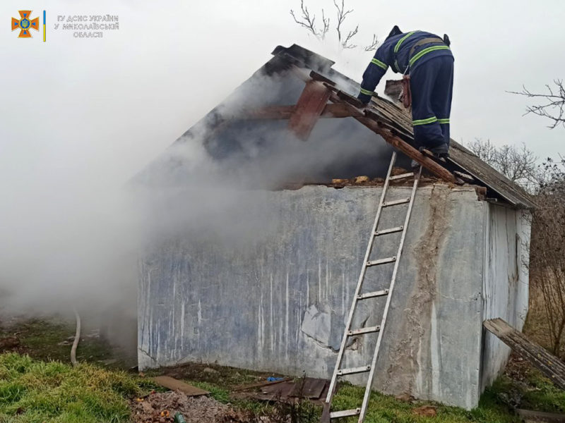 Вчера в Баштанском районе сгорело 1,2 тонны соломы и удалось спасти от полного уничтожения летнюю кухню (ФОТО)