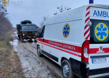 На Николаевщине спасатели вытащили из грязи «скорую помощь», которая ехала к роженице (ФОТО)