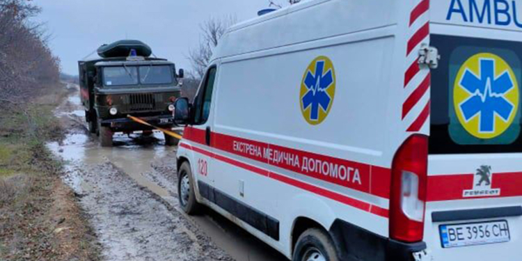 На Николаевщине спасатели вытащили из грязи «скорую помощь», которая ехала к роженице (ФОТО)
