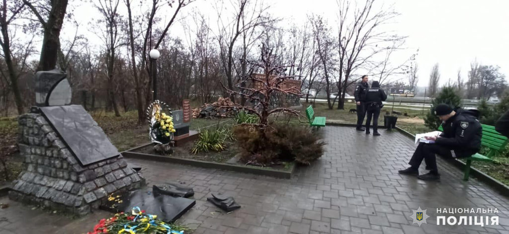 На Николаевщине вандалы повредили памятник Героям Небесной Сотни (ФОТО) 7