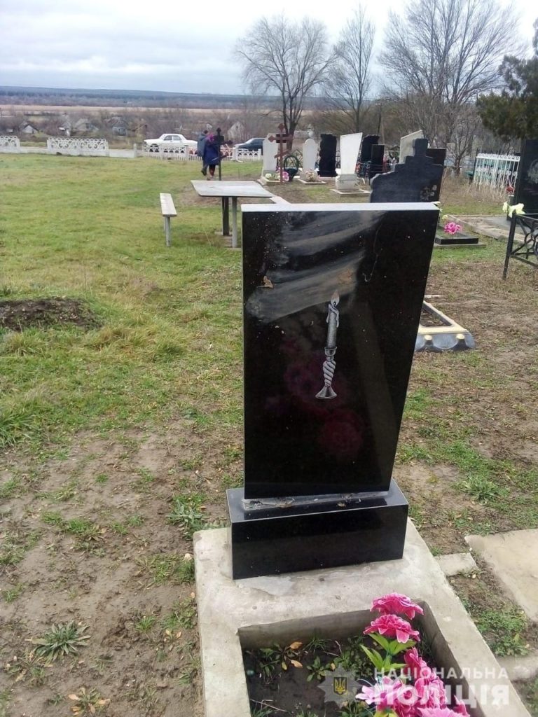 Николаевские полицейские устанавливают лиц, повредивших 10 памятников на кладбище в с. Михайловка (ФОТО) 7