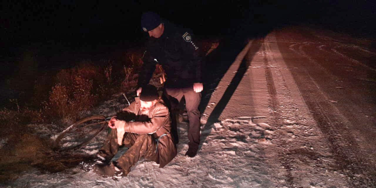 Полицейские помогли двум жителям Николаевской области добраться домой (ФОТО)