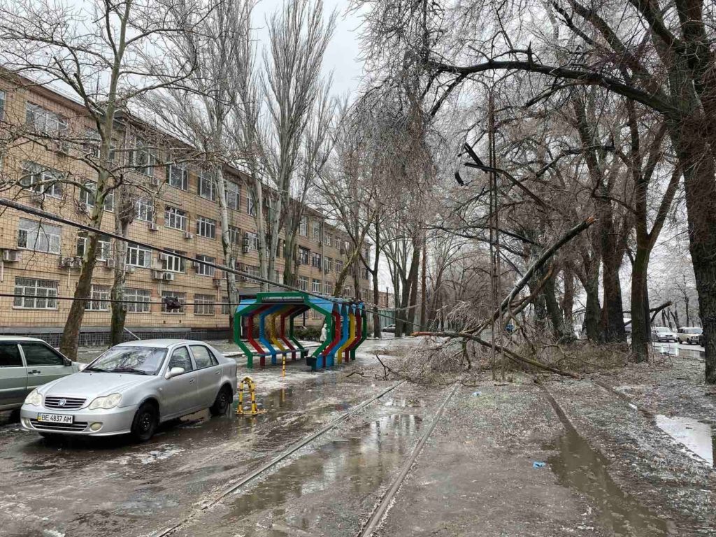 В Николаеве - более 10 обрывов контактной сети городского электротранспорта: ремонтники работают (ФОТО) 10