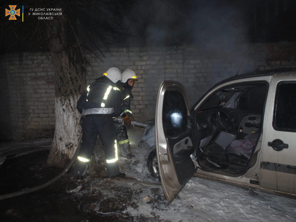 Вчера в Николаеве сгорел еще один припаркованный автомобиль (ФОТО) 10