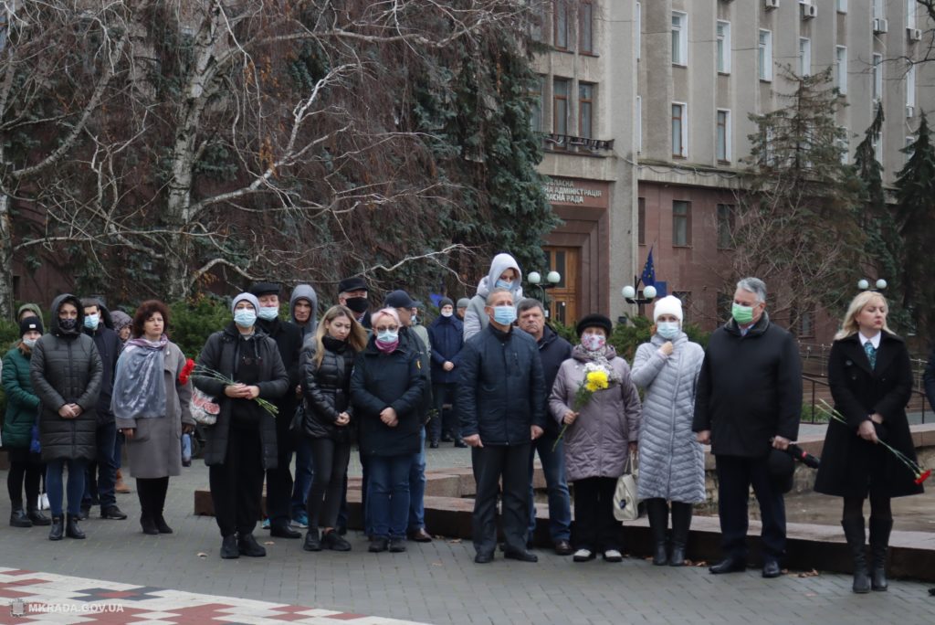 В Николаеве почтили память защитников, отдавших свою жизнь за Украину (ФОТО) 10